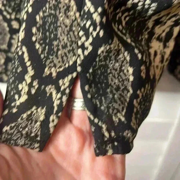 Vince Camuto Lace Yoke Snake Charm Long Sleeve Top Size Medium Rich Black - Picture 8 of 12